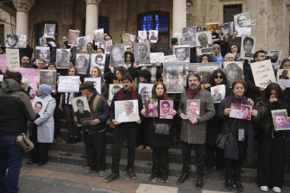 Decenas de familiares y amigos de personas desaparecidas exigen respuestas sobre el paradero de sus seres queridos.
