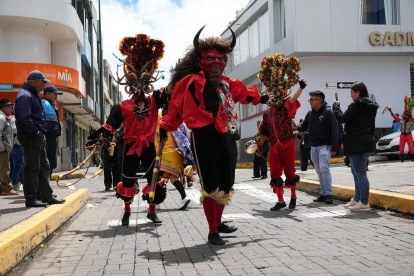Las familias en Píllaro, Tungurahua, se preparan con meses de antelación para el desfile de los diablos.