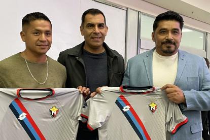 Omar Asad (d) en su llegada al Aeropuerto Internacional Mariscal Sucre, en Quito.