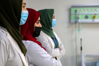 Las estudiantes de enfermería ypartería Tahmina Azami, Shakila Nouri y Madina Azami en un hospital privado en Kabul.