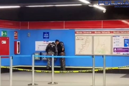 Policías llegaron a la estación del Metro de Quito, Morán Valverde, tras la alerta de una posible amenaza de bomba
