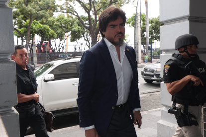 El ministro José De La Gasca ofreció una rueda de prensa en la Gobernación de Guayas.