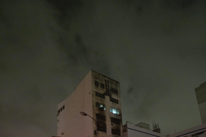 Centro. El incendio se registró en una oficina ubicada en el quinto piso del Edificio Harca, situado en las calles Tulcán y Primero de Mayo, en el centro de la ciudad.