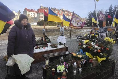 La ucraniana Hanna Yamros visita en el Cementerio Militar de Leópolis la tumba de su hijo, muerto en la guerra.