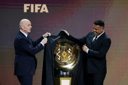 GIanni Infantino (i) junto a Ronaldo en la presentación del Mundial de Clubes 2025