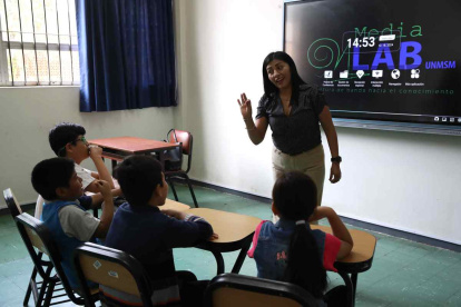 Un grupo de estudiantes durante una clase de quechua del proyecto Rimanakuy.
