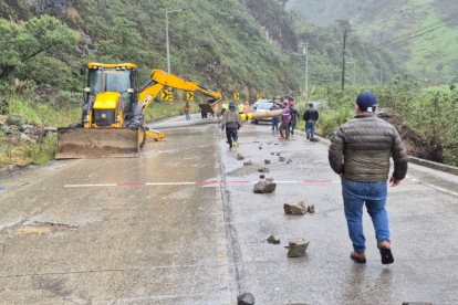 Trabajos de emergencia en la vía Cuenca-Molleturo-El Empalme tras socavón causado por las lluvias.