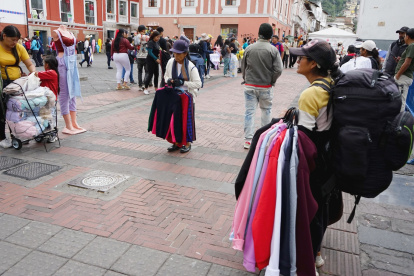 Informalidad. Los vendedores autónomos recorren las calles, ofreciendo sus productos, mientras se enfrentan al clima y los controles municipales.