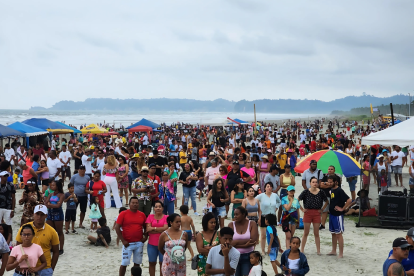 Feriado de Carnaval en una playa de Esmeraldas en 2024.
