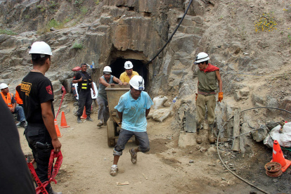 Producción. Un grupo de personas trabajan en una mina en Perú.