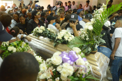 Cientos de personas se juntaron para el sepelio de los cuatro niños desaparecidos y asesinados en Guayaquil.