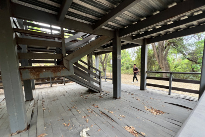 Inmueble. La estructura metálica de las dos torres de avistamiento que tiene la zona de senderos del Parque Samanes están oxidadas; hay elementos que se han soltado y otros que están por desprenderse.