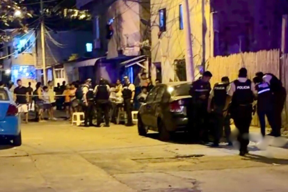 En el barrio La Ensenadita cinco personas fueron baleadas.