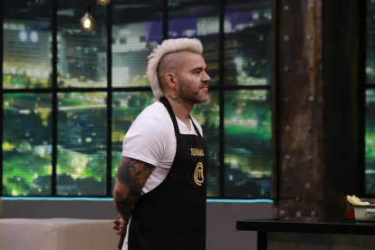 Jerónimo se despide de la competencia en MasterChef Celebrity Ecuador tras ser eliminado por un descuido en su plato.
