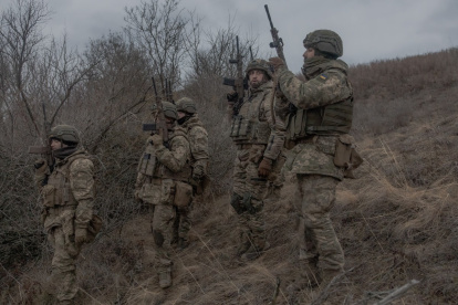 Soldados ucranianos del 1er Batallón de Asalto Separado Da Vinci participan en un ejercicio de entrenamiento en la región de Dnipropetrovsk.