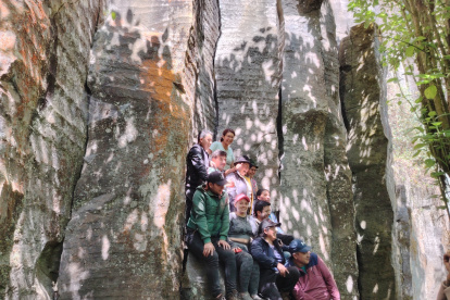 Los turistas que llegan a este lugar pueden subir a las rocas que forman parte de las columnas.