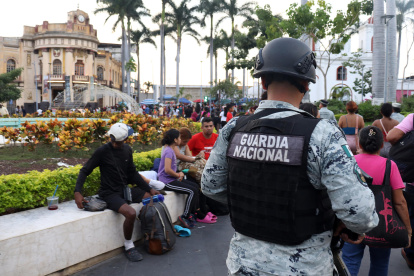 Un integrante de la Guardia Nacional (GN) camina en un parque este jueves, en el municipio de Tapachula, en Chiapas (México).