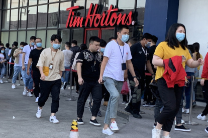 Los trabajadores chinos de camino a trabajar a casinos virtuales, ilegalizados a partir del pasado 31 de diciembre.