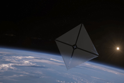 Recreación artística que muestra la nave espacial Advanced Composite Solar Sail System navegando en el espacio, para lo que utiliza la energía del Sol.