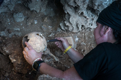 Imagen de una de las científicas que han participado en la excavación arqueológica en Canimar Abajo, Cuba. Crédito: Elio Miranda