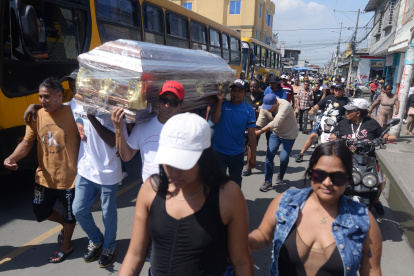 Honras fúnebres de niños de Las Malvinas.