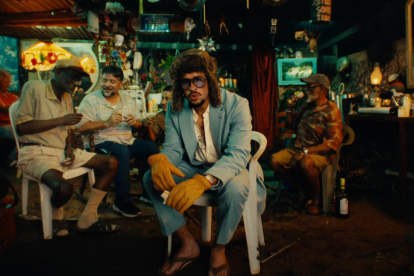 Bad Bunny en el video de su canción "PItoRro de Coco".