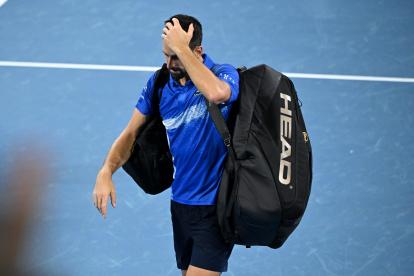 El tenista serbio Novak Djokovic se despidió del torneo de Brisbane superado en los cuartos de final por el ‘gigante’ estadounidense Reilly Opelka, quien se impuso por parciales de 7-6(6) y 6-3 tras firmar dieciséis saques directos en una hora y 46 minutos.
El norteamericano, 293 del ránking ATP, de 211 centímetros y 27 años, con cuatro títulos en su historial aunque los últimos en Dallas y Houston en el 2022 y con la final del Masters 1000 de Canadá como mérito más llamativo, logró una de las victorias más importantes de su carrera al imponerse al ganador de veinticuatro Grand Slam que regresaba en Brisbane a la competición desde septiembre pasado, en el Masters 1000 de Shangai.
En su preparación para el Abierto de Australia Djokovic dejó dudas. Tras ganar al australiano Rinky Hijikata y el galo Gael Monfils en las rondas anteriores, fue superado por Opelka, un tenista de menor rango pero experto en superficies rápidas.
El serbio mantuvo el tipo en el primer set pero acusó la perdida de la manga en el desempate. Después, en el segundo, cedió su saque en el cuarto juego y ya no lo recuperó.
Djokovic, que en el 2024 no logró título alguno en el circuito aunque fue campeón olímpico en París, no pudo evitar el primer batacazo del 2025, a nueve días del inicio del primer Grand Slam de la temporada.
“Es el mejor jugador que este deporte ha visto. Es díficil estar en su posición. Puede analizarme a mí o a otros oponentes durante todo el día, pero la realidad es que no tenemos nada que perder contra él”, elogió Opelka a Djokovic.
Opelka jugará en segunda ronda contra el francés Giovanni Mpetshi Perricard que se impuso al checo Jakub Mensik por 7-5 y 7-6. La otra semifinal la disputarán el checo Jiri Lehecka, que eliminó al chileno Nicolas Jarry y el vigente campeón, el búlgaro Grigor Dimitrov que superó al australiano Jordan Thompson.