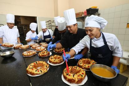 Los chefs decoran las roscas de reyes en la panadería del Hilton Colon.