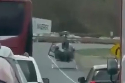 El helicóptero aterrizó en vía a la Costa.