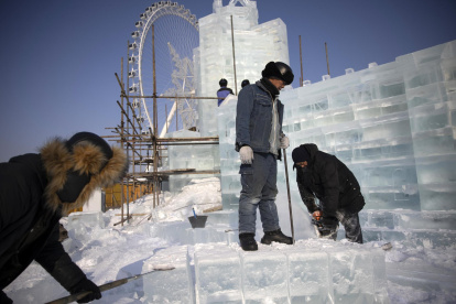 Los trabajadores preparan bloques de hielo en el Festival de Hielo y Nieve de Harbin, en Harbin, provincia de Heilongjiang, China, el 2 de enero de 2025.