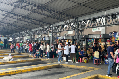 Traslado. Varios ciudadanos salieron con rumbo a la costa del país.