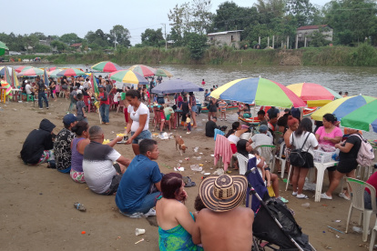 Visitas. Decenas de ciudadanos llegaron a los balnearios de Salitre.