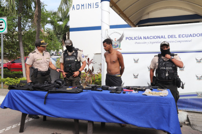 Entre los hallazgos había armas y municiones.