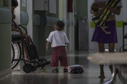 Un bebé yanomami y su madre en el Hospital Infantil Santo Antonio en Boa Vista, la capital de Roraima, en la región norte de Brasil.
