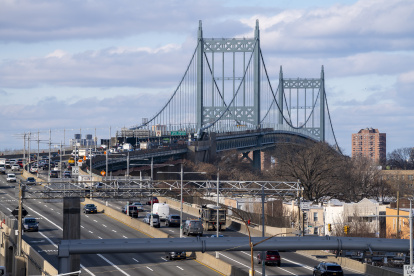 ACOMPAÑA CRÓNICA: EEUU AUTOMÓVIL AME8474. NUEVA YORK (ESTADOS UNIDOS), 04/01/2025.- Fotografía de vehículos en la autopista hacia el puente Robert F. Kennedy este jueves, Nueva York (EE.UU.). Nueva York estrena mañana domingo el polémico peaje de 9 dólares que los conductores deberán pagar para entrar en el centro de Manhattan y que obligará a muchos viajeros a utilizar el metro de la ciudad, que en las últimas semanas ha sido escenario de varios incidentes violentos. EFE/ Ángel Colmenares