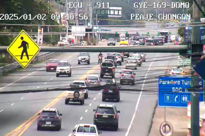 Vista de automotores cruzando el peaje.