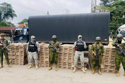 Control. La autoridad detiene una supuesta carga de cerveza que intentaba ingresar a Ecuador como contrabando.