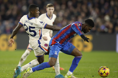 Moisés Caicedo (i) sigue la marca de un jugador de Crystal Palace en el empate 1-1 de Chelsea