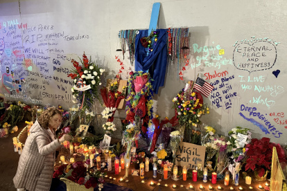 AME8345. NUEVA ORLEANS (ESTADOS UNIDOS), 03/01/2025.- Una mujer coloca flores en honor a las víctimas del atropello masivo este viernes, en Nueva Orleans (EE.UU.). Las autoridades continúan investigando el ataque perpetrado por el ciudadano estadounidense Shamsud-Din Bahar Jabbar, de 42 años, quien atropelló con una furgoneta a una multitud que celebraba el Año Nuevo, antes de ser abatido por la policía en Nueva Orleans. EFE/ Octavio Guzmán