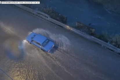Varios sectores de la ciudad amanecieron con las calles anegadas por la intensa lluvia.
