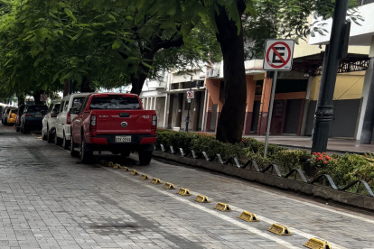 En algunas calles del centro de la ciudad, la ciclovía se convierte en parqueo de carros