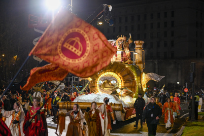 MADRID, 05/01/2025.- Tradicional cabalgata de los Reyes Magos, que desfila este domingo por el centro de la ciudad de Madrid, en una jornada con previsión de luvias que no impide que los más pequeños tengan la oportunidad de ver a Melchor, Gaspar y Baltasar antes de visitar cada casa para el reparto de regalos.- EFE/Víctor Lerena