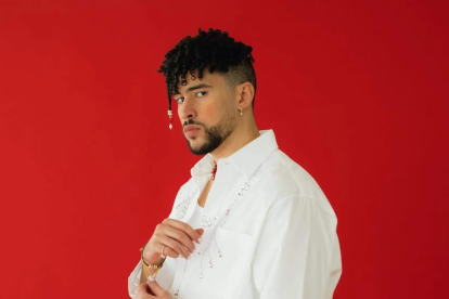 Bad Bunny estrena Debí tirar más fotos, un álbum que mezcla géneros tradicionales de Puerto Rico.