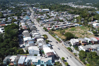 Fotografía aérea este domingo de una zona urbana de San Salvador (El Salvador). Un sismo de magnitud 6,3 tocó el país