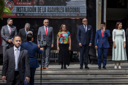 El presidente de la Asamblea Nacional (AN, Parlamento) de Venezuela, Jorge Rodríguez (3-d), asiste a un acto previo al inicio del año legislativo este domingo, en Caracas.