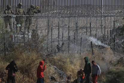Ciudad Juárez.- Un integrante de la Guardia Nacional de Texas dispara bolas de pimienta para dispersar a un grupo de migrantes este miércoles, en ciudad Juárez, Chihuahua (México). El incidente ocurrió en el marco del Día Internacional del Migrante, cuando un grupo de más de 150 migrantes, en su mayoría provenientes de Centroamérica y Sudamérica, fueron engañados en redes sociales al hacerles pensar que los dejarían pasar por el muro fronterizo, en el norte de México. EFE/ Luis Torres.