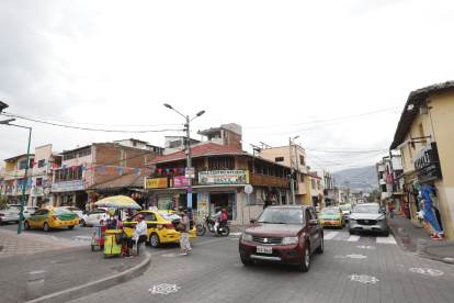 Tránsito. En la parroquia de Tumbaco las calles son estrechas lo que complica aún más la circulación de los vehículos.