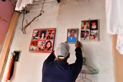 Aún cuelga la fotografía de su hermano, con el amargo recuerdo.