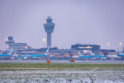 Haarlemmermeer (Netherlands), 05/01/2025.- Snow blankets the tarmac at Amsterdam Airport Schiphol in Haarlemmermeer, the Netherlands, 05 January 2025. The airport is warning of delays and cancellations due to winter weather. (Países Bajos; Holanda) EFE/EPA/Nickelas Kok