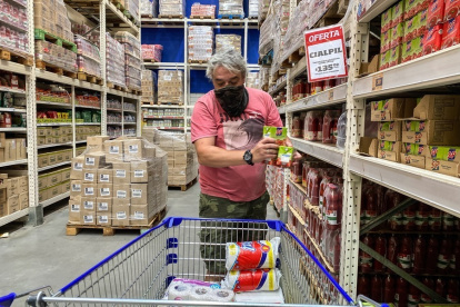 Supermercado. Un cliente realiza las compras de los víveres.